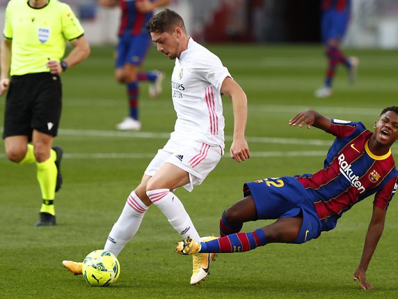 Federico Valverde devant Ansu Fati dans un duel de buteurs © Keystone/AP/Joan Monfort