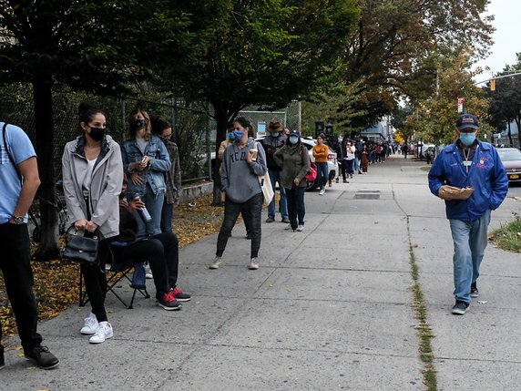 Les New Yorkais n'ont pas hésité à attendre dans de longues files d'aller pouvoir voter. © KEYSTONE/EPA/Alba Vigaray