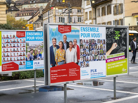 Les électeurs votent dimanche pour la première fois à Neuchâtel pour les autorités de la nouvelle commune, qui comprendra au 1er janvier 2021 Peseux, Corcelles-Cormondrèche et Valangin. © KEYSTONE/JEAN-CHRISTOPHE BOTT