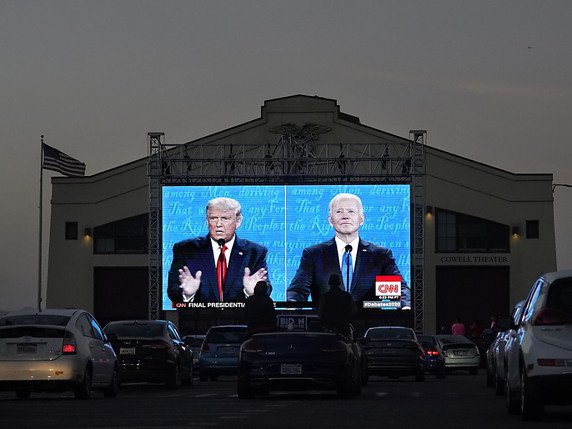 Joe Biden, à droite sur l'écran, est en avance dans les sondages sur Donald Trump, à gauche (archives). © KEYSTONE/AP/Jeff Chiu
