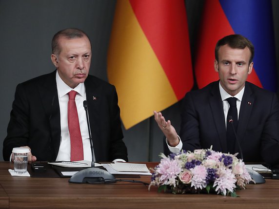 Le torchon brûle entre le président français Emmanuel Macron et son homologue turc Recep Tayyip Erdogan (Archives). © KEYSTONE/AP EPA POOL/MAXIM SHIPENKOV