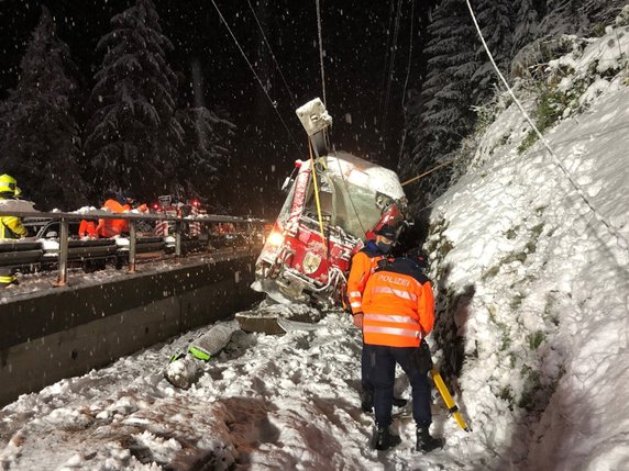 Un train des RhB a heurté des rochers tombés sur la voie à la suite d'un éboulement lundi soir près de Sils am Domleschg (GR). La conductrice de la locomotive a été blessée. © Police cantonale GR