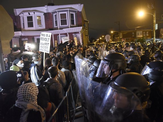 Le cortège d'environ 1000 manifestants a été stoppé par la police qui avait établi un cordon de sécurité. © KEYSTONE/AP/Michael Perez