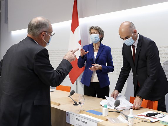 La presse suisse n'est pas tendre avec le gouvernement après les annonces de mercredi pour tenter de freiner l'explosion des cas de coronavirus. © KEYSTONE/PETER KLAUNZER