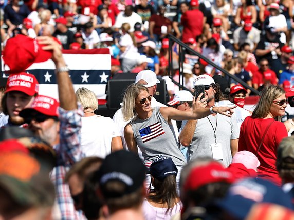 Le président américain Donald Trump mobilise partout où il passe des foules importantes, le plus souvent peu soucieuses du port du masque et de la distanciation sociale. © KEYSTONE/EPA/PETER FOLEY