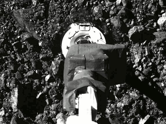 La sonde Osiris-Rex repartira des alentours de l'astéroïde Bennu en mars 2021, avec un atterrissage de la capsule prévu le 24 septembre 2023 dans le désert de l'Utah aux Etats-Unis (archives). © KEYSTONE/AP