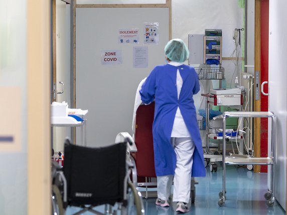 Le système hospitalier jurassion, comme ici l'Hôpital du Jura, est "proche de sa capacité maximale" selon le Gouvernement cantonal. © KEYSTONE/JEAN-CHRISTOPHE BOTT