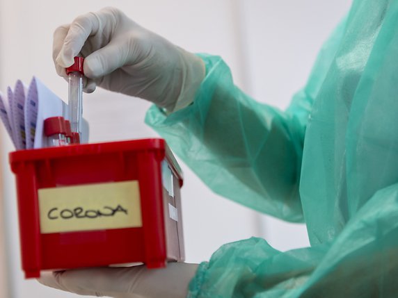La Suisse compte vendredi 9207 nouveaux cas de coronavirus (archives). © KEYSTONE/JEAN-CHRISTOPHE BOTT