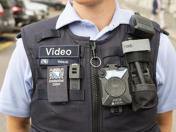 La police zurichoise a déployé un important dispositif après la découverte d'un objet suspect devant le consulat de France à Zurich (photo symbolique). © KEYSTONE/ENNIO LEANZA