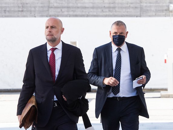 Jérôme Valcke (masqué) arrive avec son avocat au Tribunal pénal fédéral. © KEYSTONE/TI-PRESS/Alessandro Crinari