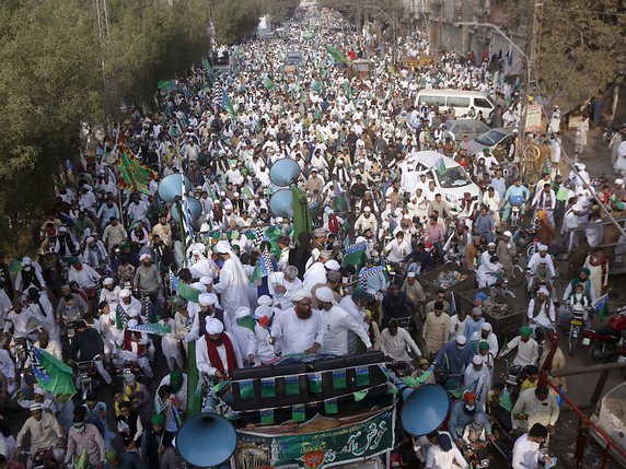 A Lahore au Pakistan, environ 3000 personnes ont participé à une manifestation organisée par le parti religieux Tehreek-e-Labbaik, qui a fait de la lutte contre le blasphème son principal cheval de bataille. © KEYSTONE/AP/K.M. Chaudary
