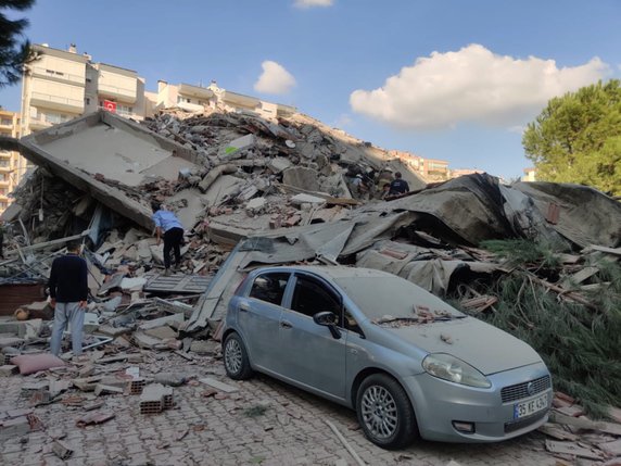 Un puissant séisme a secoué vendredi l'ouest de la Turquie, provoquant l'effondrement de plusieurs immeubles d'habitation. © KEYSTONE/EPA/Mehmet Emin Menguarslan