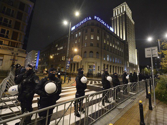 Un nombre imposant de membres des forces de police et de la police militaire ont été déployés à travers Varsovie à la suite des affrontements entre protestataires et militants d'extrême droite au cours des neuf jours consécutifs de manifestations en Pologne. © KEYSTONE/AP/Czarek Sokolowski