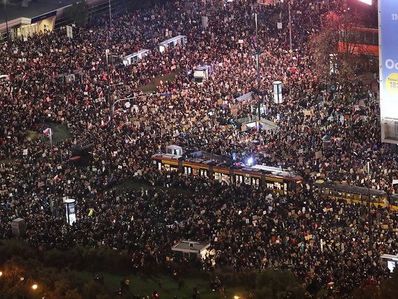 Des dizaines de milliers de personnes ont manifesté vendredi à Varsovie et à travers la Pologne. © KEYSTONE/EPA/LESZEK SZYMANSKI