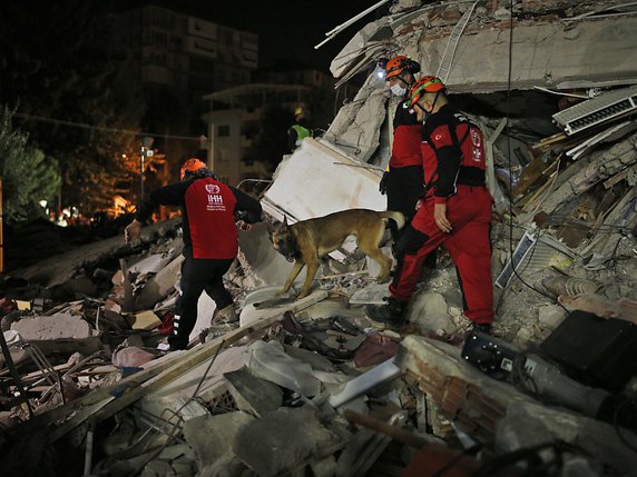 Les secouristes recherchent des survivants à Izmir. © KEYSTONE/AP/Emrah Gurel