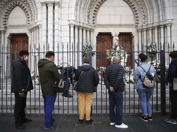 Des fleurs sont déposées devant la basilique Notre-Dame à Nice, où trois personnes ont été tuées (archives). © KEYSTONE/AP/Daniel Cole