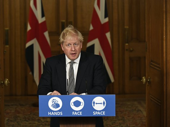 Le Premier ministre Boris Johnson a annoncé samedi un nouveau confinement à partir de jeudi. © KEYSTONE/AP/Alberto Pezzali