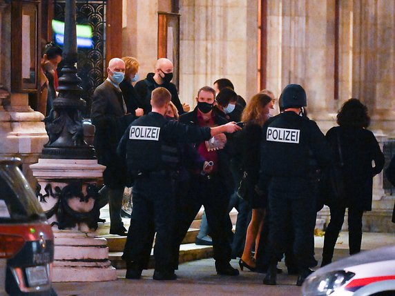 L'opéra de Vienne a été évacué par la police. © KEYSTONE/EPA/CHRISTIAN BRUNA