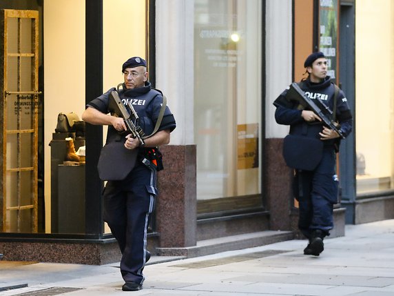 Des policiers et des soldats ont été mobilisés pour protéger les bâtiments importants de la capitale autrichienne. © KEYSTONE/AP/Ronald Zak