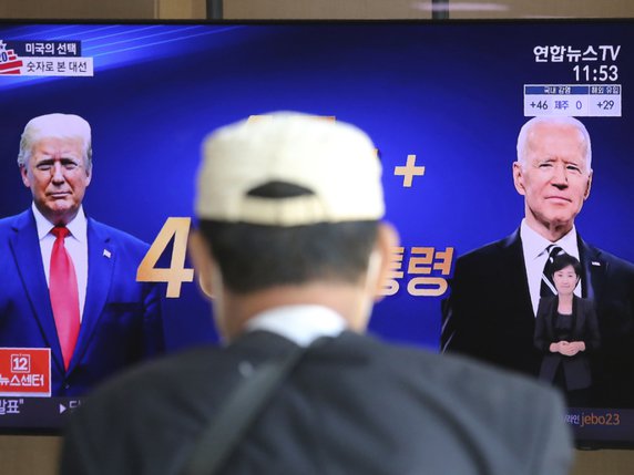 Donald Trump vise un second mandat à la Maison-Blanche. Joe Biden était le favori des sondages avant le scrutin (archives). © KEYSTONE/AP/Ahn Young-joon