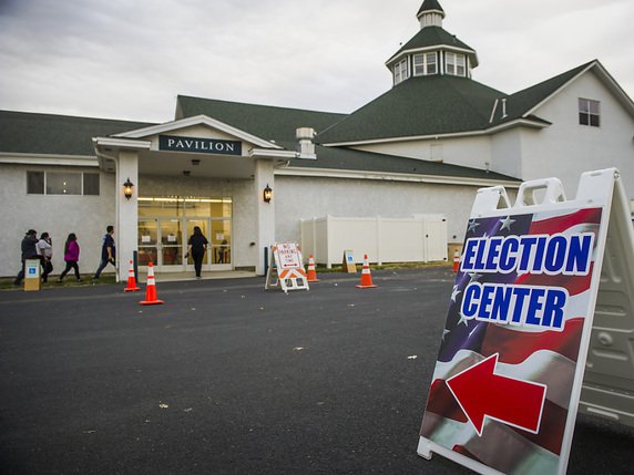 L'Amérique retient son souffle en suivant le dépouillement des premiers Etats-clés où les bureaux de vote ont fermé. © KEYSTONE/AP/Greg Lehman