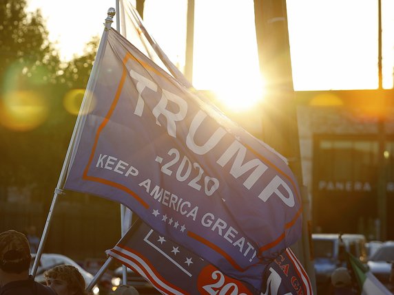 Des supporters texans de Donald Trump agitent des drapeaux du candidat républicain. © KEYSTONE/EPA/AARON M. SPRECHER