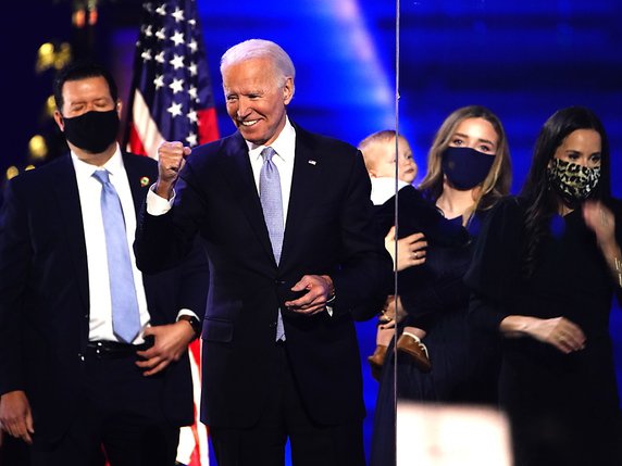 Sans un mot pour son rival, Joe Biden a promis samedi soir de tourner la page de la "diabolisation", s'engageant à être le président "qui rassemble et non qui divise". © KEYSTONE/EPA/JIM LO SCALZO
