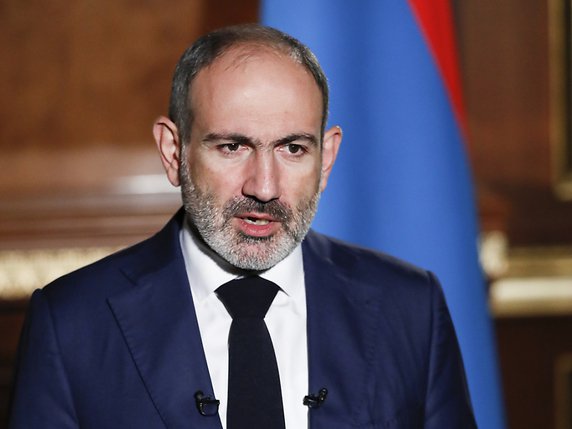 Le Premier ministre arménien Nikol Pashinyan a dit lundi soir sur sa page Facebook avoir signé un accord "douloureux" pour mettre fin aux combats au Nagorny Karabakh (archives). © KEYSTONE/AP/Tigran Mehrabyan