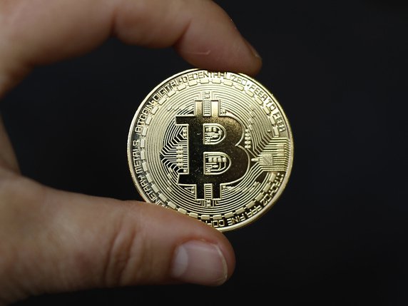 La dernière flambée du bitcoin a pris de l'ampleur suite à la décision de Paypal d'accepter le bitcoin comme moyen de paiement. La pandémie de coronavirus contribue également de plus en plus à la couverture des investisseurs contre les risques d'inflation (archives). © KEYSTONE/DPA/INA FASSBENDER