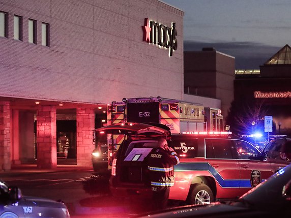 De nombreux employés s'étaient mis à l'abri à l'intérieur du centre commercial au moment de la fusillade. © KEYSTONE/EPA/TANNEN MAURY