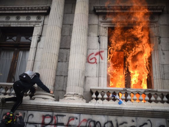 Des manifestants ont mis le feu au bâtiment du Parlement. © KEYSTONE/EPA/Esteban Biba