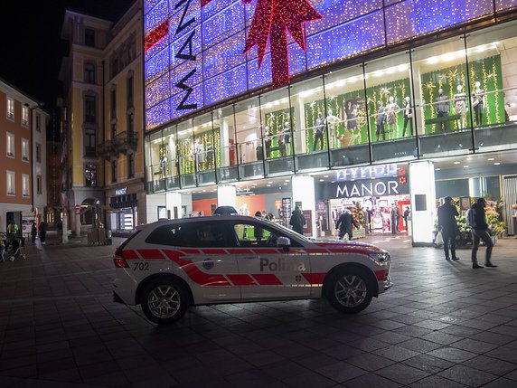 L'agression au couteau s'est produite dans un grand magasin sur la Piazza Dante à Lugano. © KEYSTONE/Ti-Press/Pablo Gianinazzi