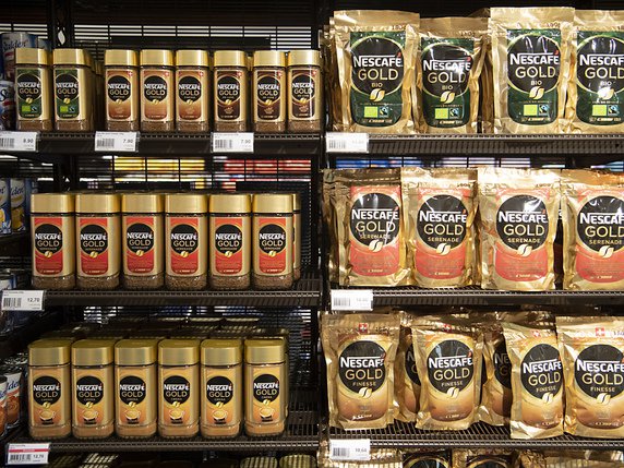 Yinlu continuera à fabriquer les produits Nescafé pour le compte de Nestlé et distribuera ses produits dans plusieurs provinces, précise le communiqué. La société continuera aussi à produire et à vendre les produits Nestea sous licence de Nestlé (archives). © KEYSTONE/LAURENT GILLIERON