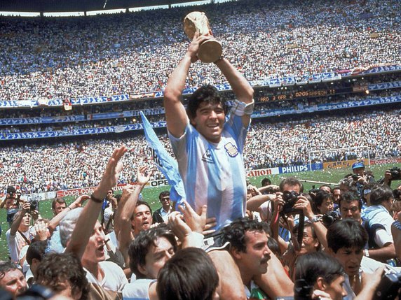 Diego Armando Maradona avait notamment mené l'Argentine au titre de champion du monde en 1986. © KEYSTONE/AP/CARLO FUMAGALLI
