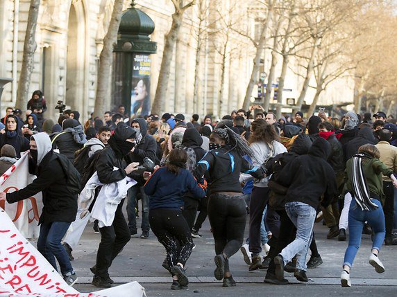 En 2017, l'affaire Théo avait provoqué des manifestations contre les violences policières, ici à Paris (archives). © KEYSTONE/EPA/ETIENNE LAURENT