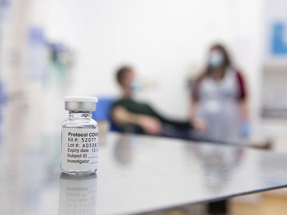 La faîtière internationale de la pharma (IFPMA) estime que l'immunité collective pourrait être atteinte l'été prochain seulement dans certains pays (archives). © KEYSTONE/AP/John Cairns