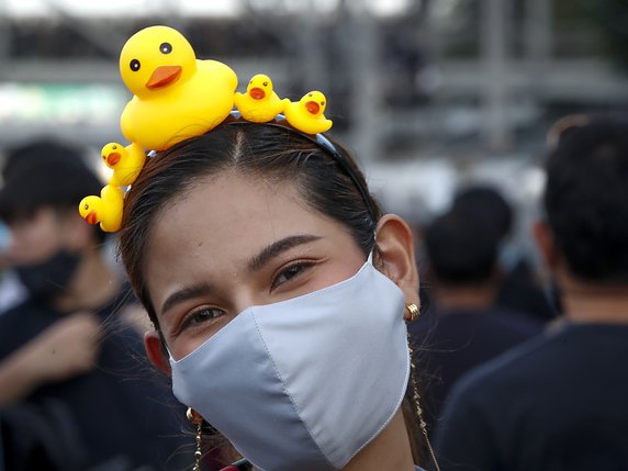 Les canards en plastique jaunes sont devenus un symbole des manifestants pro-démocratie (archives). © KEYSTONE/EPA/DIEGO AZUBEL