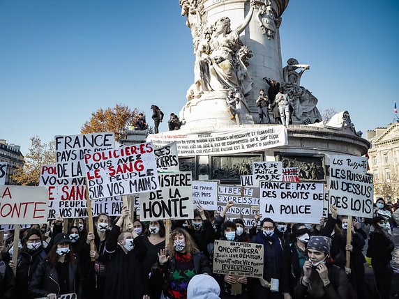 Des manifestations un peu partout en France, comme ici à Paris. © KEYSTONE/EPA/CHRISTOPHE PETIT TESSON