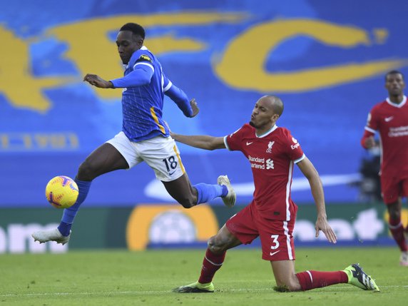 Duel entre Danny Welbeck (à gauche) et le défenseur de Liverpool Fabinho. © Keystone/AP/Neil Hall