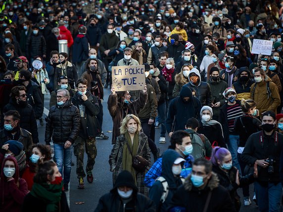 Plus de 130.000 personnes, selon le ministère de l'Intérieur, ont défilé samedi dans 70 villes de France contre le texte de loi "sécurité globale" et les violences policières. © KEYSTONE/EPA/CHRISTOPHE PETIT TESSON