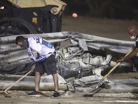 L'avant de la voiture de Grosjean s'est encastré dans les barrières de sécurité. © KEYSTONE/EPA/TOLGA BOZOGLU / POOL