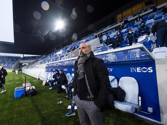 Comme ses joueurs, l'entraîneur du Lausanne-Sport, Giorgio Contini doit s'habituer à un nouveau stade. © KEYSTONE/JEAN-CHRISTOPHE BOTT