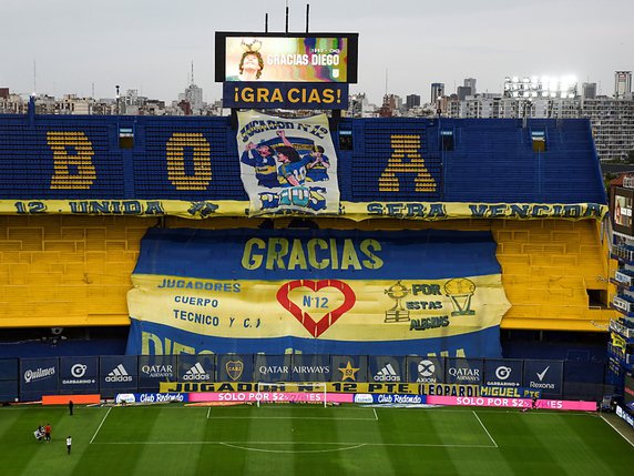 Le stade de la Bombonera était vide en raison du Covid-19 mais les hommages étaient bien présents pour Diego Maradona. © KEYSTONE/EPA/MARCELO ENDELLI / POOL