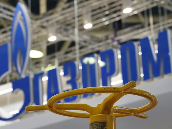 Gazprom a indiqué que les résultats du trimestre étaient dus à une baisse simultanée des prix du gaz, de la demande de gaz et de la valeur du rouble par rapport aux devises occidentales. (archives) © KEYSTONE/EPA/SERGEI ILNITSKY