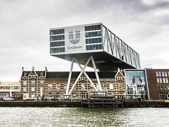 Après la fusion des deux sièges d'Unilever en une seule entité basée à Londres, l'emblématique bâtiment rotterdamois du géant désormais 100% britannique n'abritera plus que la division des produits alimentaires. (archives) © KEYSTONE/EPA ANP/MARCO DE SWART