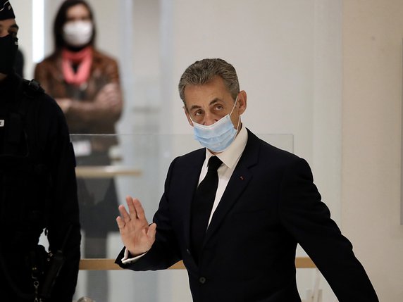 Nicolas Sarkozy encourt dix ans d'emprisonnement et un million d'euros d'amende pour corruption et trafic d'influence. © KEYSTONE/AP/Christophe Ena