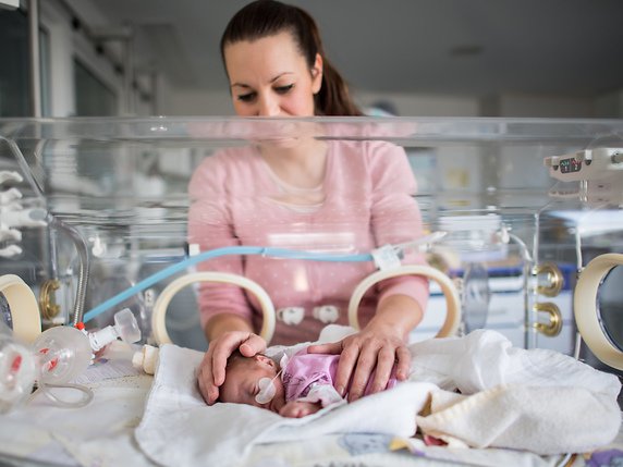 Les mères, dont le nourrisson est hospitalisé, pourront un peu souffler financièrement (image symbolique). © KEYSTONE/DPA/GUIDO KIRCHNER