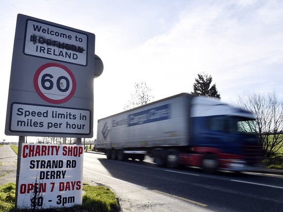 En cas de "no deal" lors du Brexit, des embouteillages monstres de camions sur les routes menant aux ports, des longues files d'attente au contrôle des passeports, voire des pénuries temporaires de certains produits risquent de survenir en Grande-Bretagne (photo prétexte). © KEYSTONE/EPA/NEIL HALL