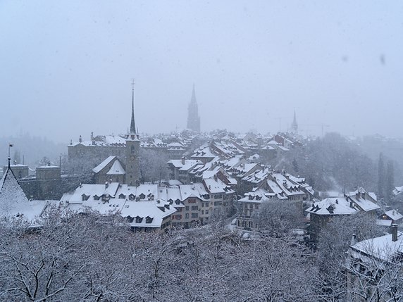 Berne dans la neige le premier jour de l'hiver météorologique. © KEYSTONE/ADRIAN REUSSER