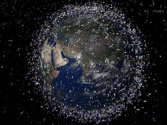 En près de 60 ans d'activité spatiale, environ 42'000 objets de plus de 10 centimètres gravitent autour de la Terre, formant un nuage de déchets. Ici une vue d'artiste générée par ordinateur et fournie par l'Agence spatiale européenne (archives). © KEYSTONE/AP European Space Agency